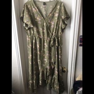 SHEIN PLUS SZ 2X DRESS FLORAL. 
MULTICOLORED, SHORT SLEEVE, RUFFLED HEM